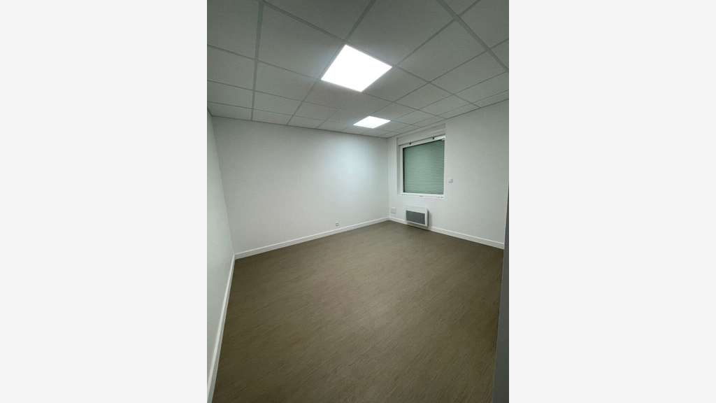 A louer local d'activité 450m² RN12 à Lamballe
