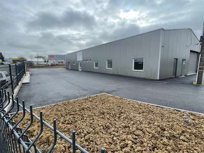 A louer local d'activité 450m² RN12 à Lamballe