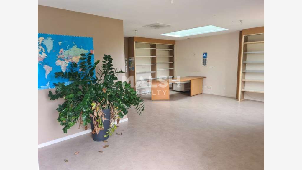 A louer local d'activités bureaux 348m² à Messimy