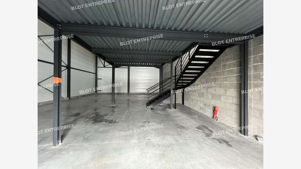 A louer local d'activité neuf 193m² à Pleumeleuc
