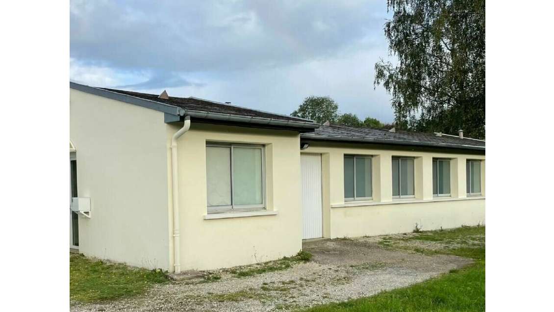 A louer bâtiment lumineux activité 150m² à Sarrey