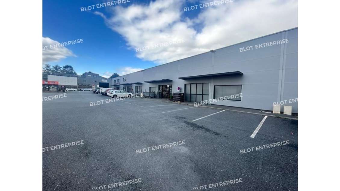 A louer local 1090m² pleine visibilité à St-Gilles