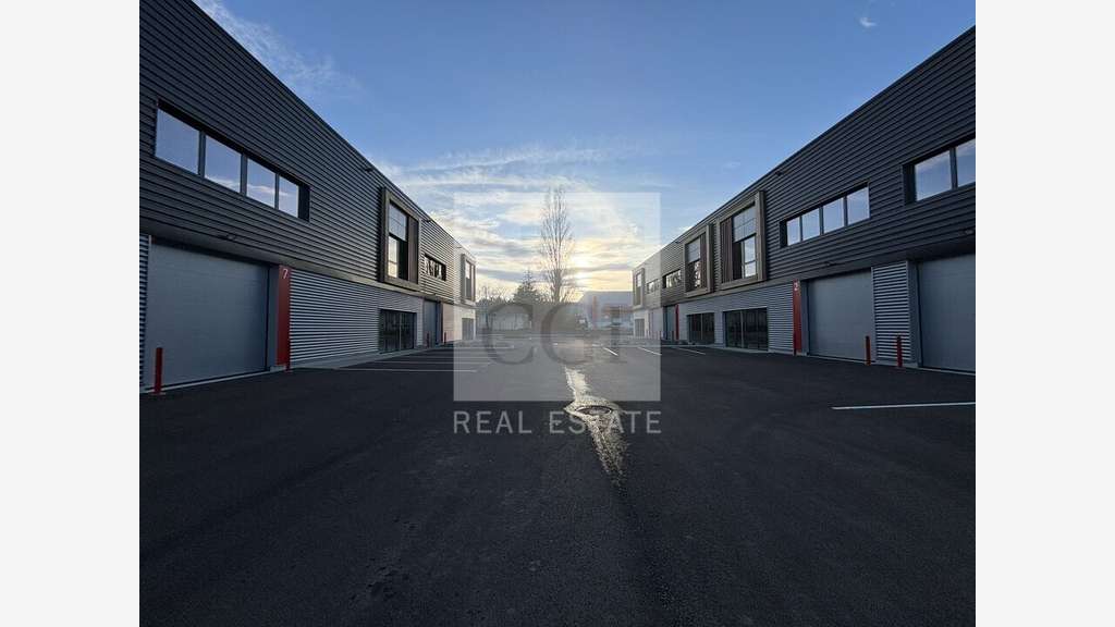 A louer locaux neufs à St Quentin Fallavier