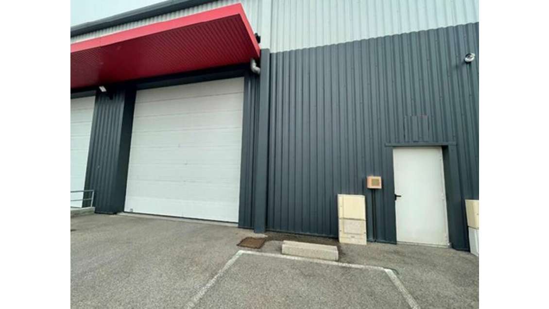 Loue local activité 1310 m² St Quentin Fallavier