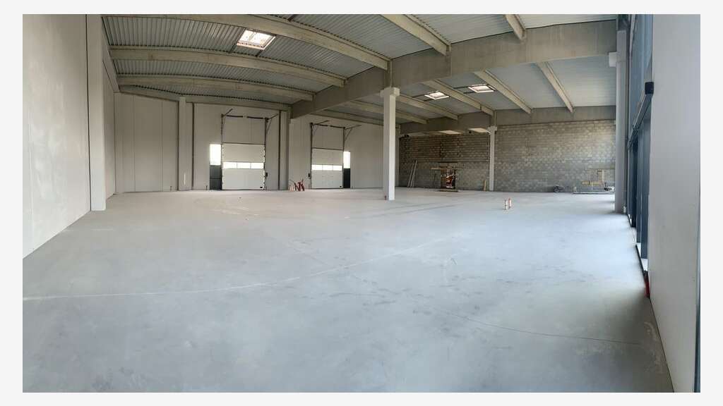 Loue local activité 1111m² St Quentin Fallavier