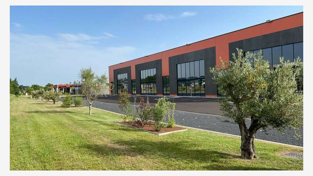 Loue local activité 1111m² St Quentin Fallavier