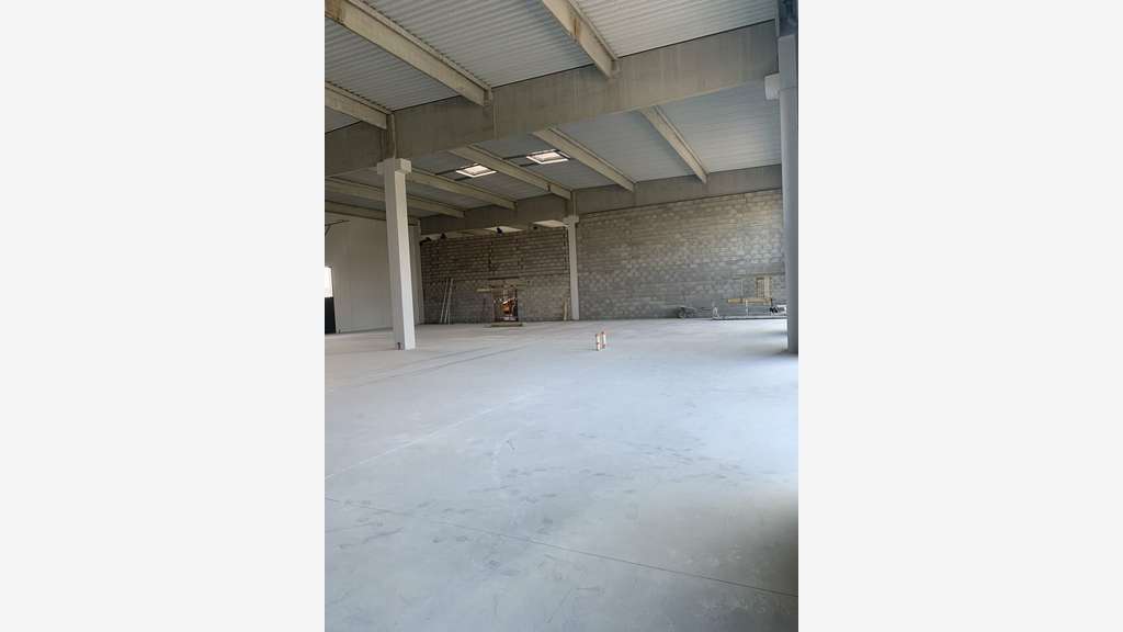 Loue local activité 1111m² St Quentin Fallavier