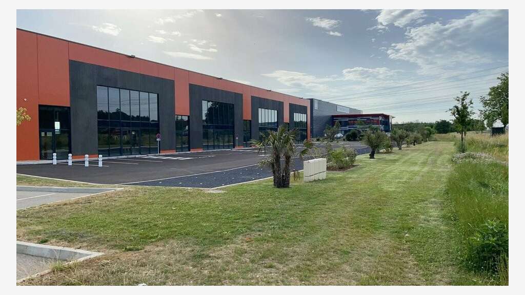 Loue local activité 1111m² St Quentin Fallavier