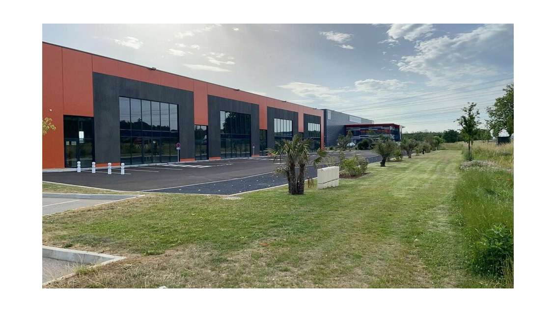 Loue local activité 1111m² St Quentin Fallavier