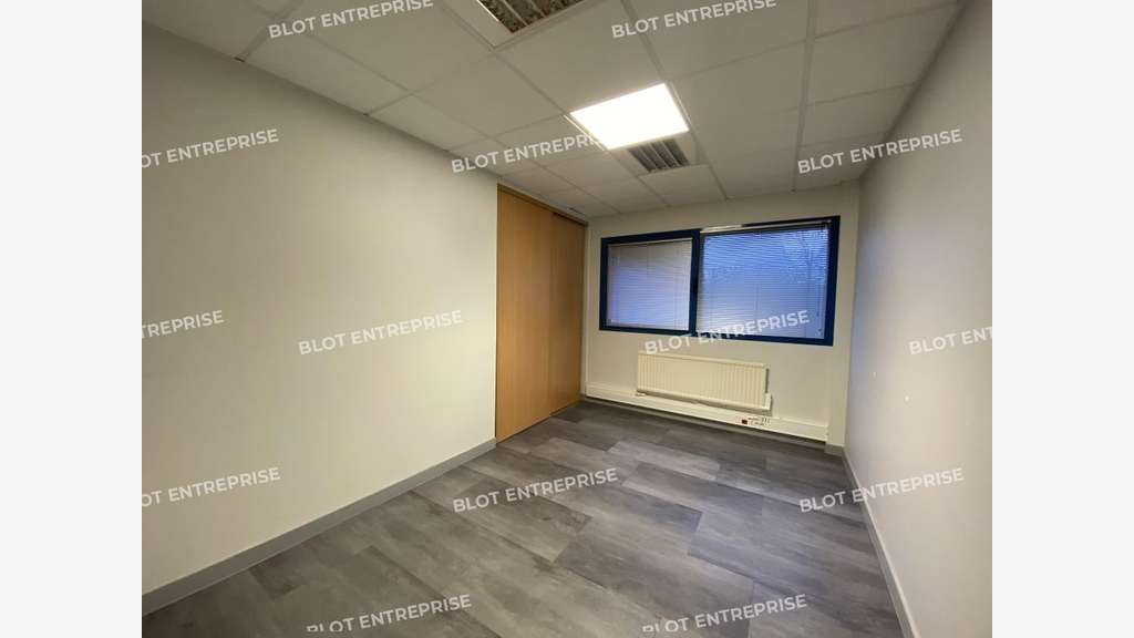 A louer local d'activité 400m² à Taden