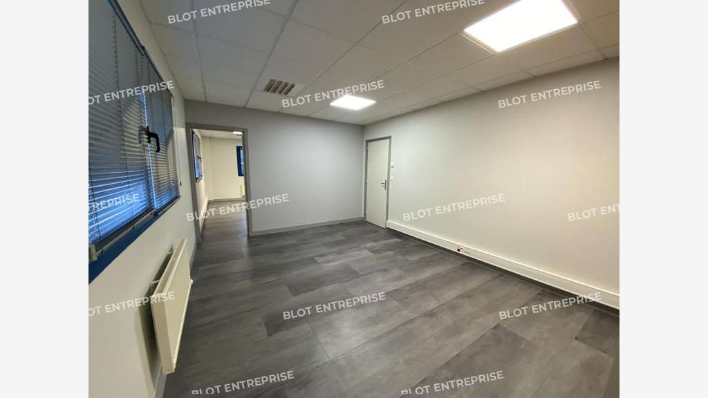 A louer local d'activité 400m² à Taden