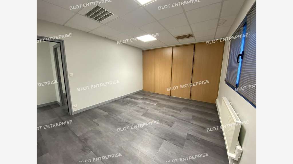 A louer local d'activité 400m² à Taden