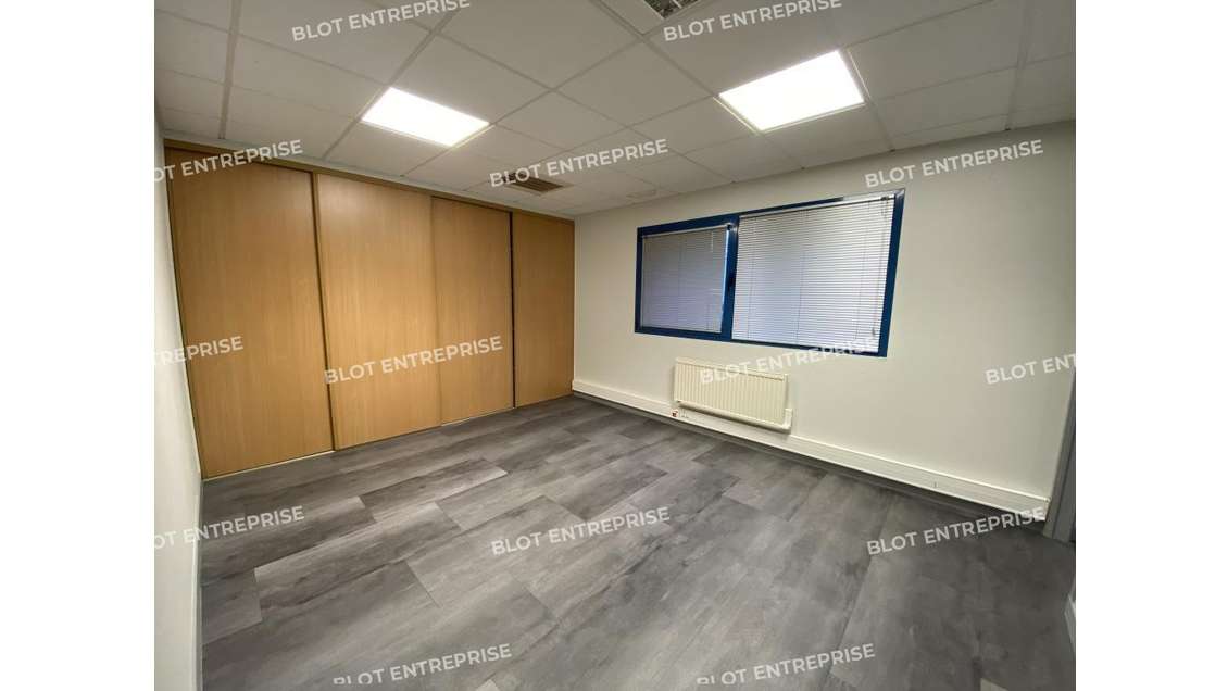 A louer local d'activité 400m² à Taden