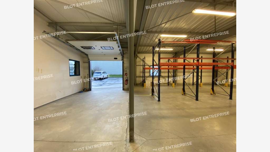 A louer local d'activité 400m² à Taden