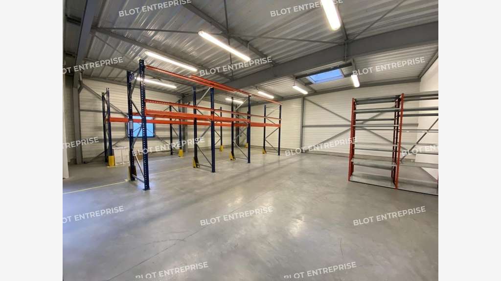 A louer local d'activité 400m² à Taden
