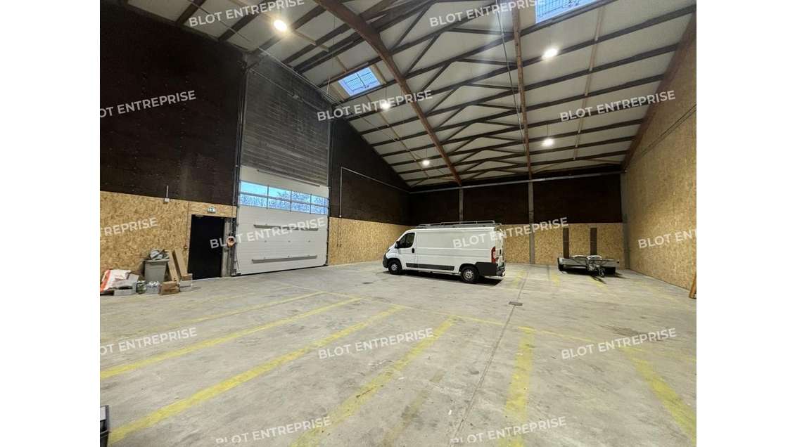 A louer local d'activité 380m² site clos à Vallet