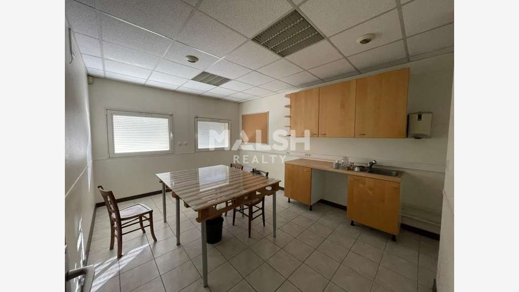 Local d'activités 775m² à louer à Vaulx-en-Velin
