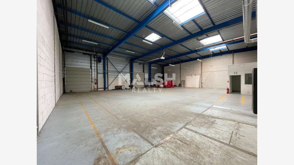 Local d'activités 775m² à louer à Vaulx-en-Velin