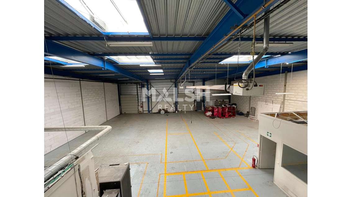 Local d'activités 775m² à louer à Vaulx-en-Velin