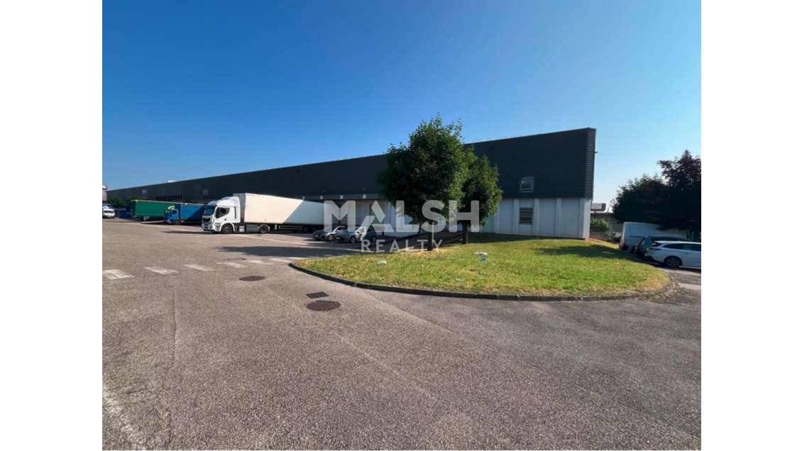 A louer local d'activité 3584m² en zac Vénissieux