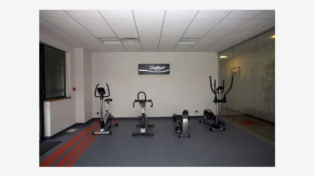 A louer local 940m² Parc des Chanteraines