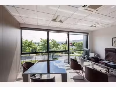 A louer local 940m² Parc des Chanteraines