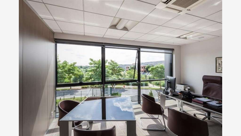 A louer local 940m² Parc des Chanteraines