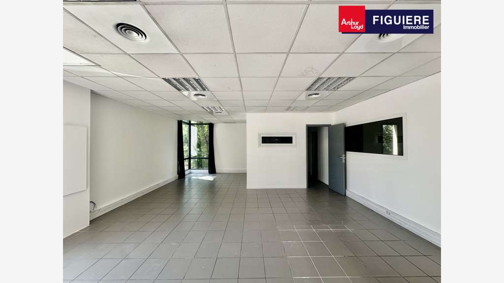 A louer local 259m² à Châteauneuf-le-Rouge