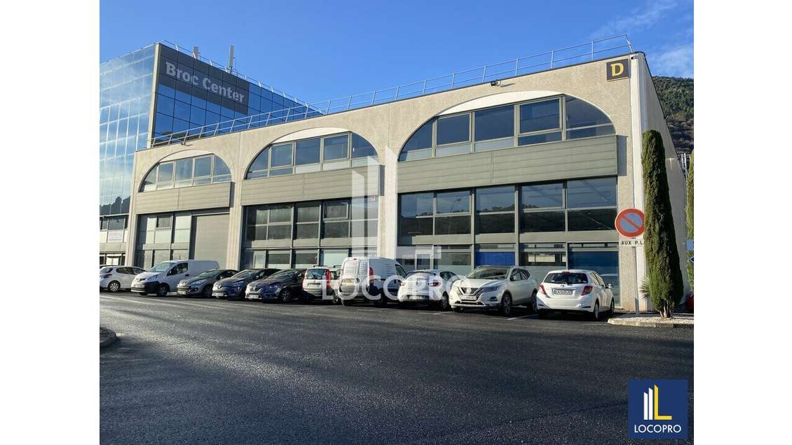 A louer local d'activité 1966m² ZI Carros