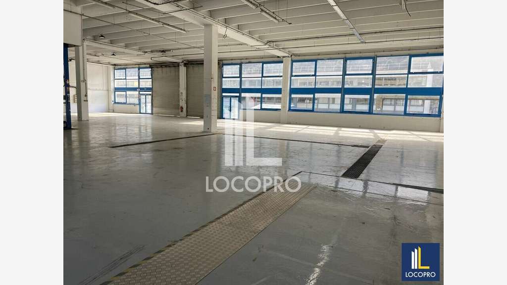 A louer local d'activité 1966m² ZI Carros
