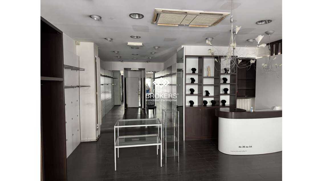 A louer local d'angle 130m² à Saint etienne centre