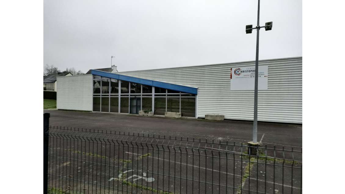 A louer local artisanal 1100m² à Val-Couesnon