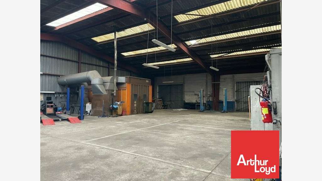 A louer local 1260m² ZA Sainte-Gemme-la-Plaine