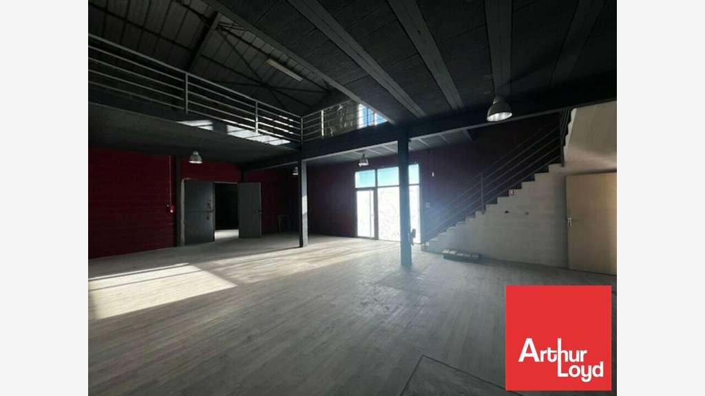 A louer local 1260m² ZA Sainte-Gemme-la-Plaine