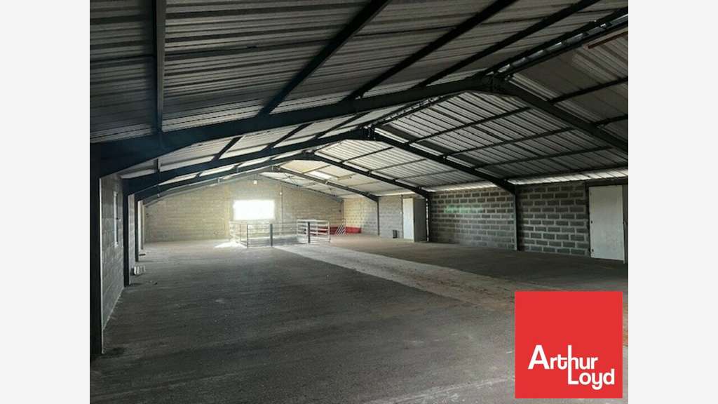 A louer local 1260m² ZA Sainte-Gemme-la-Plaine
