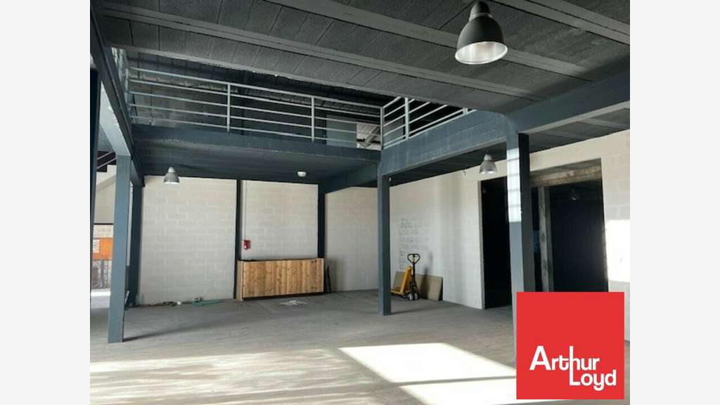 A louer local 1260m² ZA Sainte-Gemme-la-Plaine