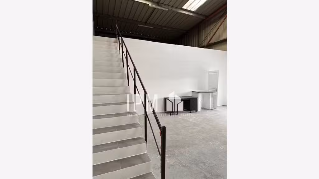 A louer local 183m² très belle visibilité Aubagne