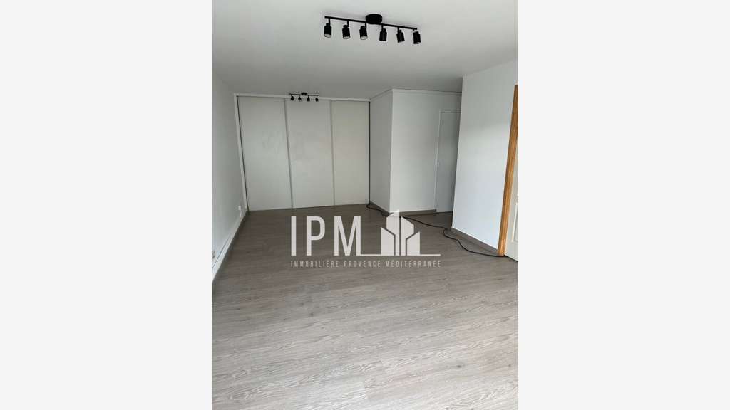 A louer local 183m² très belle visibilité Aubagne