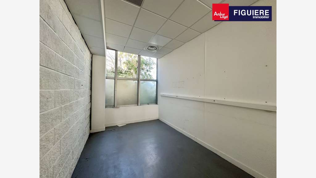 EXCLU locaux 420m² avec visibilité à Vitrolles