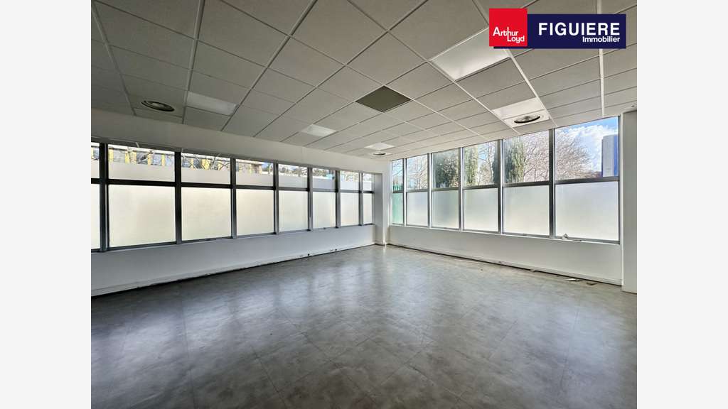 EXCLU locaux 420m² avec visibilité à Vitrolles