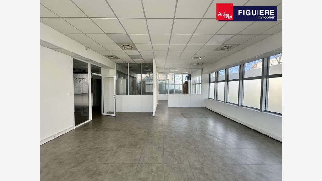 EXCLU locaux 420m² avec visibilité à Vitrolles