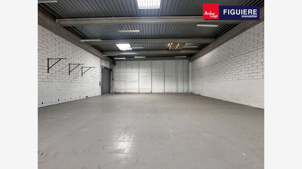 EXCLU locaux 420m² avec visibilité à Vitrolles