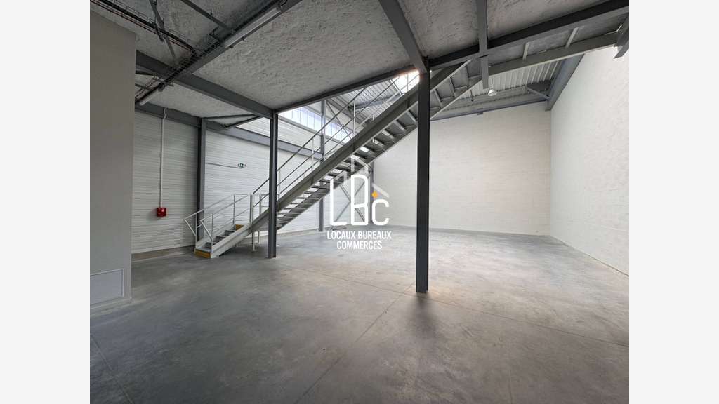 A louer local d'activité 1052m² à Saint-Aignan