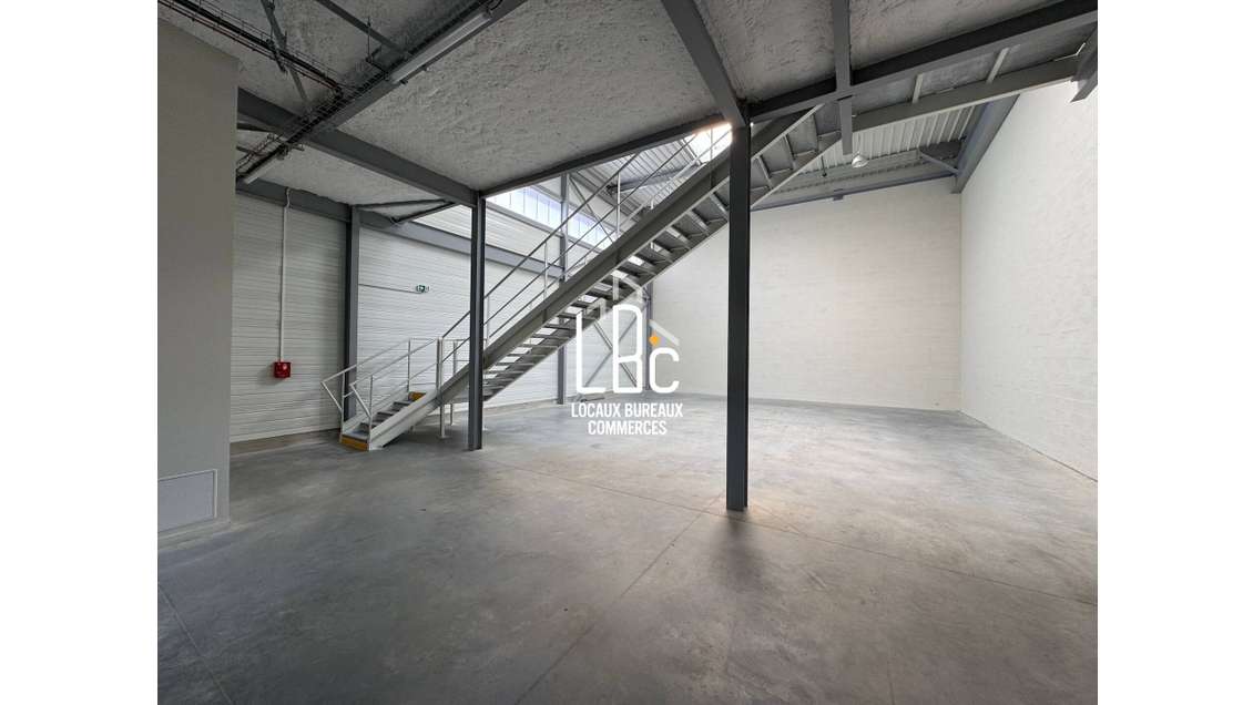 A louer local d'activité 1052m² à Saint-Aignan
