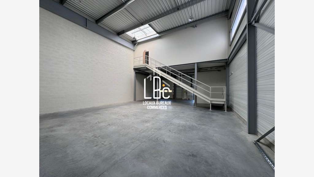 A louer local d'activité 1052m² à Saint-Aignan