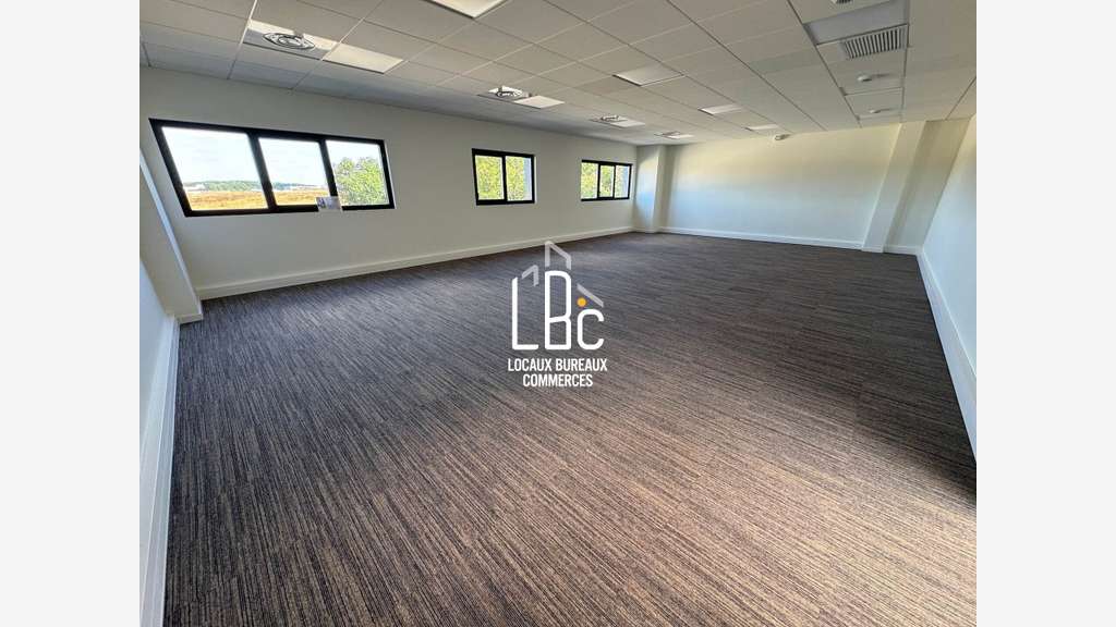 A louer local d'activité 1052m² à Saint-Aignan