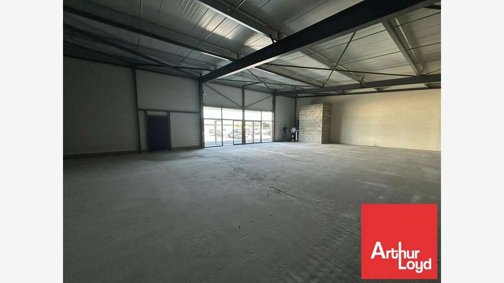 Cellule commerciale 290m² à louer à Poitiers