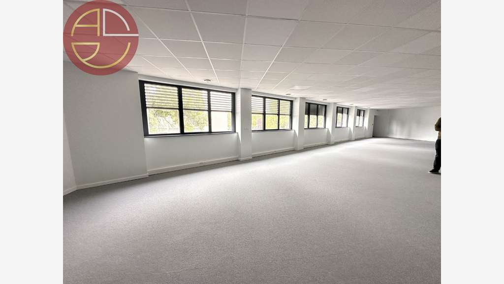 A louer local commercial 396m² à Labège