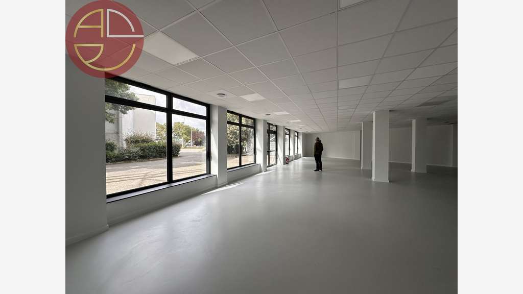 A louer local commercial 396m² à Labège