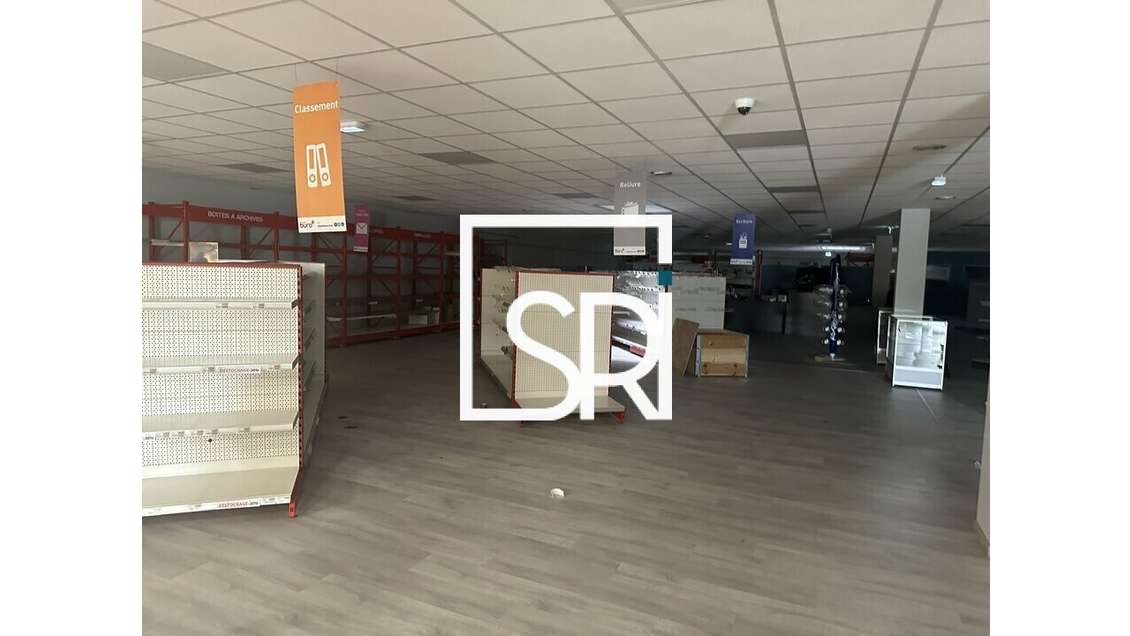 A louer local commercial 800m² à Cusset